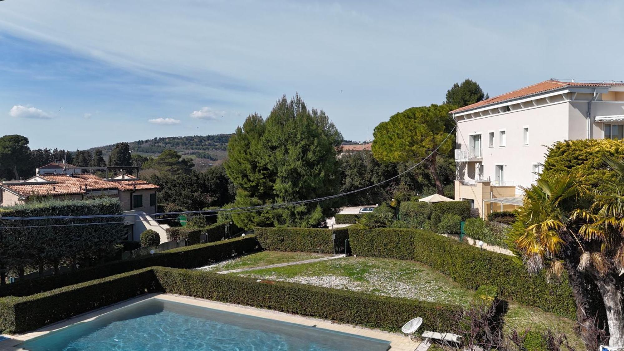 N185 - Numana, Meraviglioso Trilocale Con Terrazzo E Piscina エクステリア 写真